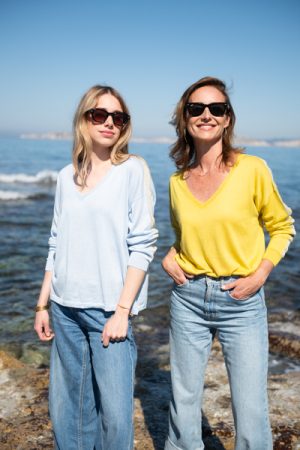 pull fin Alma soie et cachemire bleu azur clair et jaune